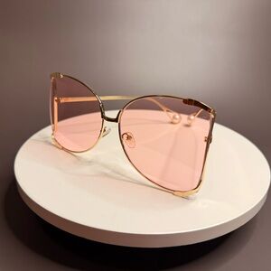 Chic Gold Sunglasses with Rose Lenses